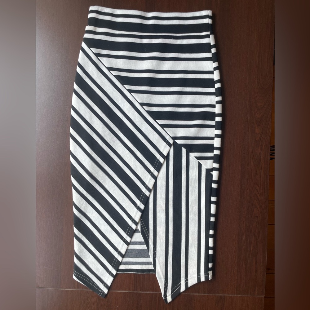 Akira Chicago pencil skirt perfect condition size small black and white